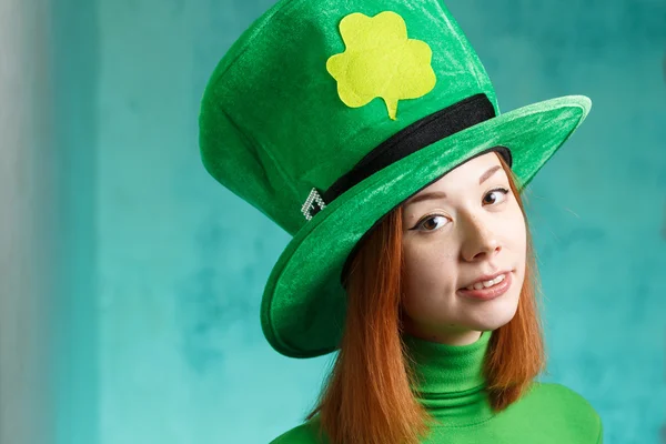 Red hair girl in Saint Patrick's Day leprechaun party hat Royalty Free Stock Photos