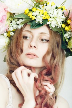 güzel kız çiçek ile baş tacı