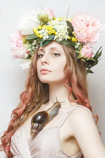 Calma bella ragazza con chiocciola e fiore corona sulla testa — Foto Stock