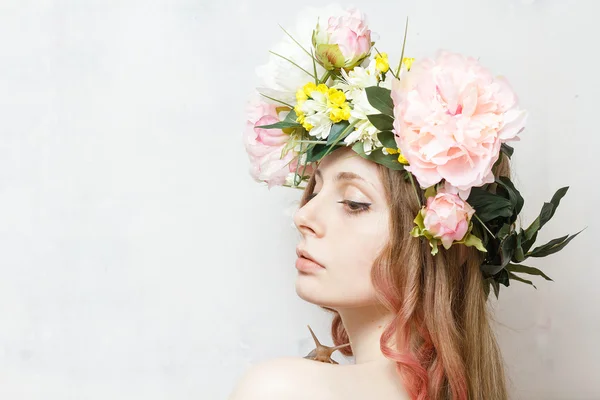 Klidná pěkná dívka s šnek a květiny korunou na hlavě — Stock fotografie