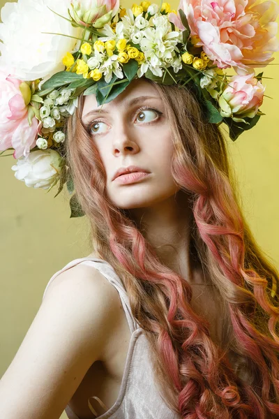Bella ragazza con fiore corona sulla testa — Foto Stock