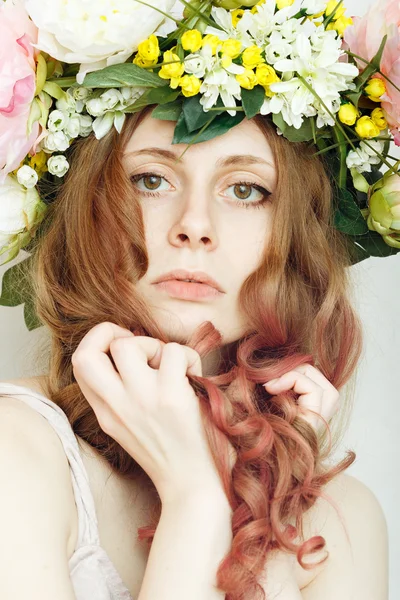Krásná dívka s květinou korunu na hlavu — Stock fotografie