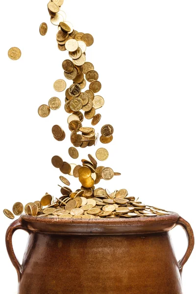 Zlaté mince padající do vinobraní hrnce Stock Snímky