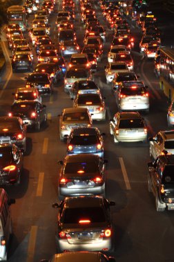 ışık yavaş araba yolda saatinde, takip eden trafik ışığı kıvrımlı hatları shanghai, Çin .
