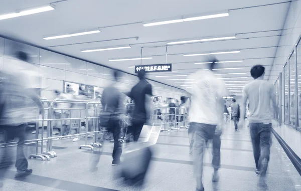 Passagiers in shanghai pudong internationale luchthaven — Stockfoto