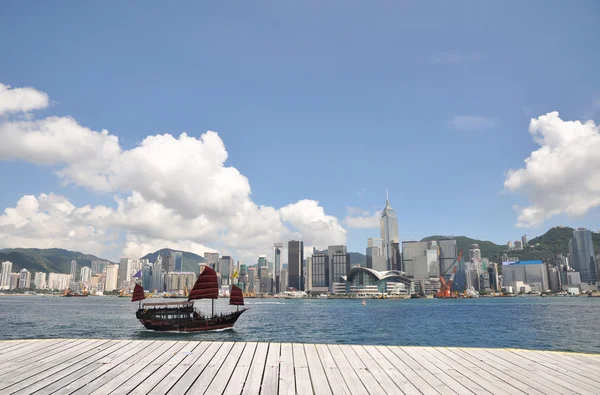 Hongkong victoria sea harbour with wood pavement footpath. — Stock Photo, Image