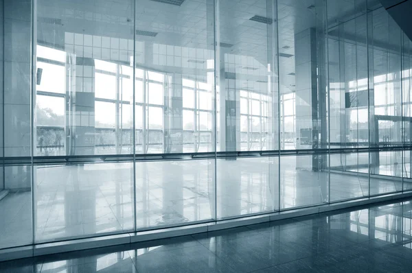 Salle de bureau vide avec des murs en verre et des portes — Photo