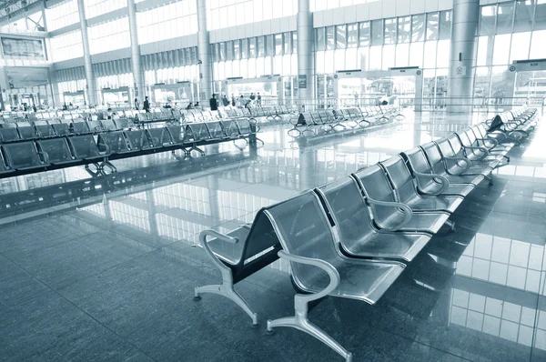 Rows of benches in the long distance bus station. — Stock Photo, Image