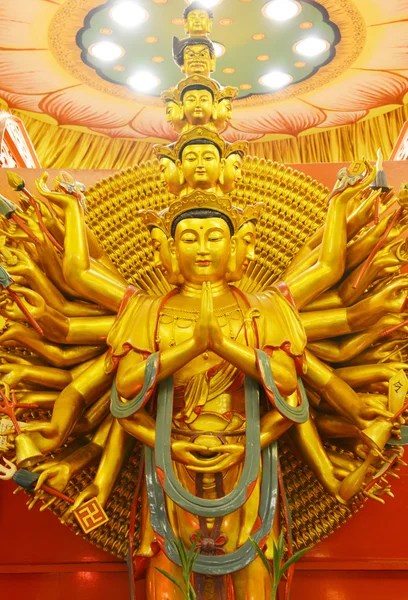 Veel handen Boeddha in kuan yin tempel, koh phangan island, thailand. Kuan yin tempel is de belangrijkste Boeddhistische tempel op koh phangan — Stockfoto