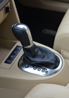 Debriyaj kumanda kolu ile deri kapağı.