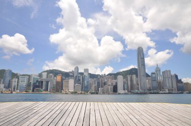ahşap döşeme patika ile Hong Kong victoria deniz limanı.