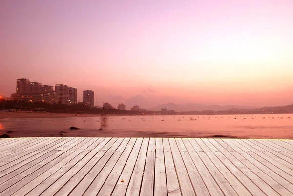 Krásné moře v rekreačním středisku, hainan, Čína, dřevěné desce paluby dlažba. — Stock fotografie