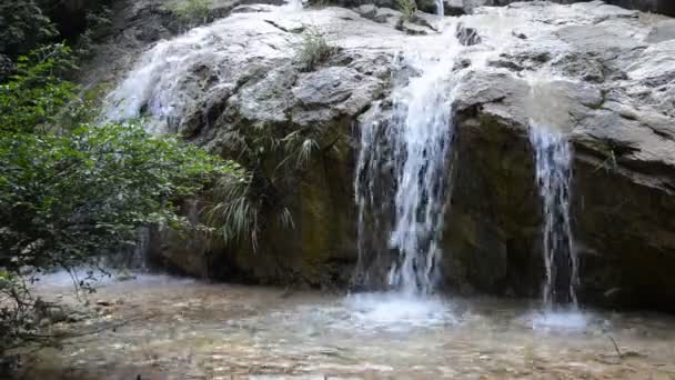 Cascade dans la région karstique de la province du Guangxi, en Chine . — Video