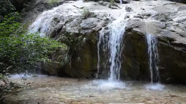 Cachoeira na área de carste na província de Guangxi, China . — Vídeo de Stock