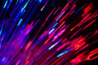 siyah arka plan ile mor optik elyaf.