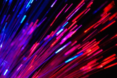 siyah arka plan ile mor optik elyaf.