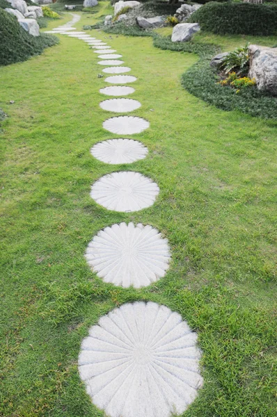 The curving stepping stone footpath in the landscape garden. — Stock Photo, Image