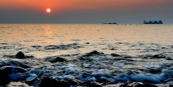 Zonsondergang op zee Stockfoto