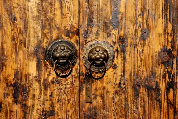 A porta de madeira chinesa com fundo de cabeça de animal . — Fotografia de Stock