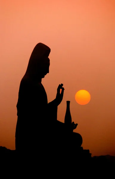 A grande estátua de bronze de Bodhisattva na noite de luar, iluminada pela luz de inundação, anjo baixo . — Fotografia de Stock