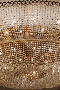 Koridorda altın rengi tavan lambası.