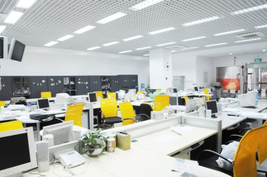 bilgisayar masaları ve sandalyeleri ile modern firma ofis iç.