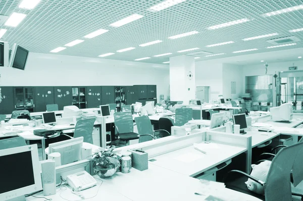 bilgisayar masaları ve sandalyeleri ile modern firma ofis iç.