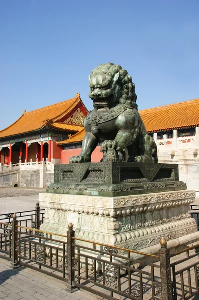 Leões de pedra e Hall of Supreme Harmony Palace — Fotografia de Stock