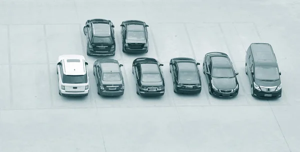 주차장에 주차되어 있는 차들의 높은 모습 — 스톡 사진