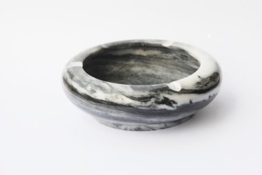 kül tablası üzerinde beyaz izole