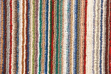 arka plan ile dikey renkli keçe halı kordonlar.