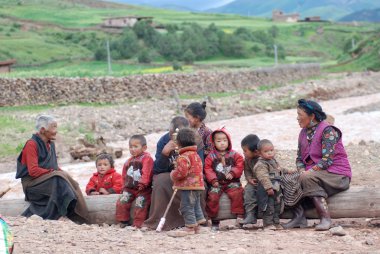 Grup kimliği belirsiz Tibet kadınların ve kız çocuklarının fotoğrafı için poz