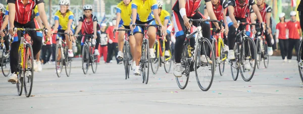 Groep van wielrenner bij professionele race — Stockfoto