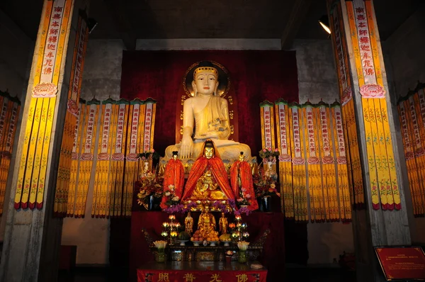 Estátua de buddha no templo — Fotografia de Stock