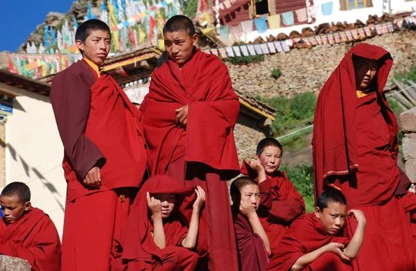 Chamdo pass in red color Teng Temple disciple Nyingma school — Stock Photo, Image