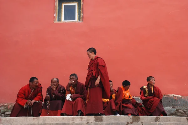 Chamdo przechodzą w kolor czerwony teng świątyni ucznia szkoły Ningma — Zdjęcie stockowe