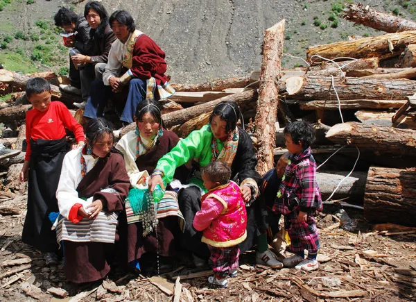 Grupo de mulheres e meninas tibetanas não identificadas posando para a foto — Fotografia de Stock