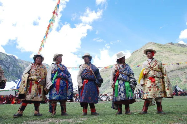 Grup kimliği belirsiz Tibet geleneksel kıyafeti — Stok fotoğraf