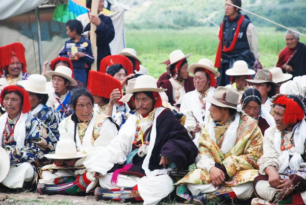 Groupe de Tibétains non identifiés en tenue traditionnelle — Photo