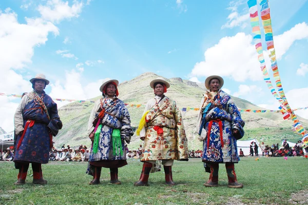 Gruppe unbekannter Tibeter in traditionellem Outfit — Stockfoto