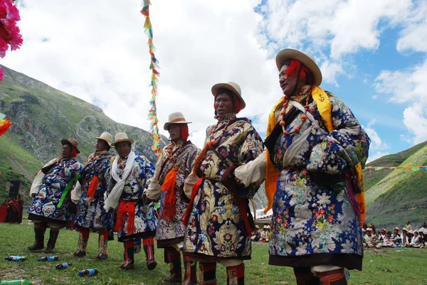 Group of unidentified Tibetan in traditional outfit — Stock Photo, Image