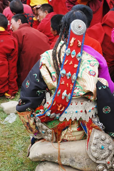 Tibetan in traditional outfit during the celebrtion of the festvival — Stock Photo, Image