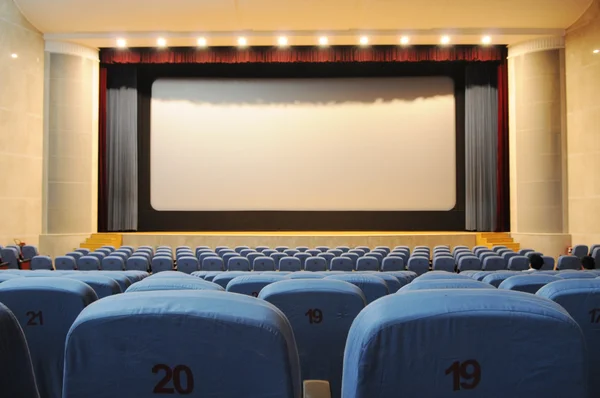 Linhas de cadeiras em um cinema  . Fotos De Bancos De Imagens