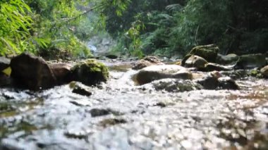 akan dere, su ve taş temizlemek.