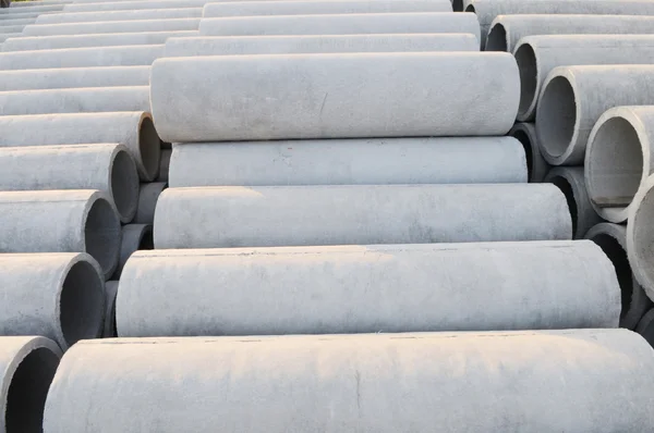 Tubos de concreto empilhados — Fotografia de Stock