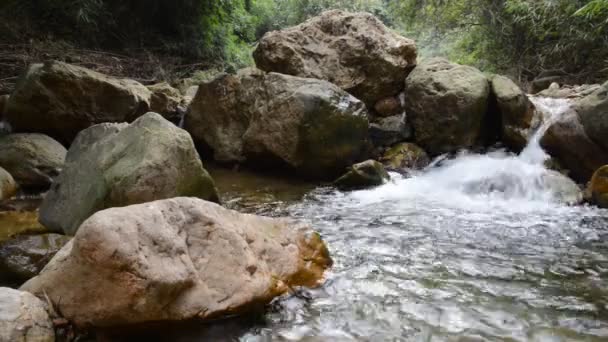 Ruisseau coulant dans une vallée pierreuse 