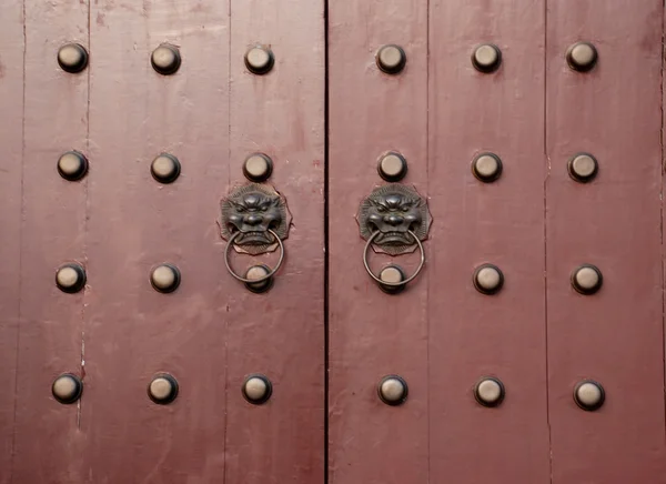 Китайські дерев'яні двері — стокове фото