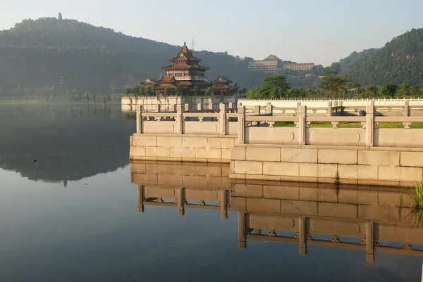 Стародавній павільйон на кам'яній терасі в озері в імператорському китайському саду . — стокове фото