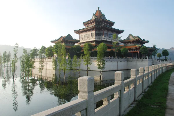 Het oude paviljoen op een stenen terras in meer in een keizerlijke chinese tuin. — Stockfoto