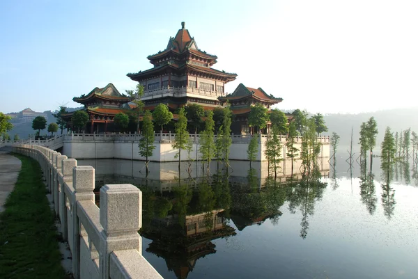 Het oude paviljoen op een stenen terras in meer in een keizerlijke chinese tuin. — Stockfoto